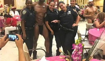 Sancionarán policías dominicanas por esta foto