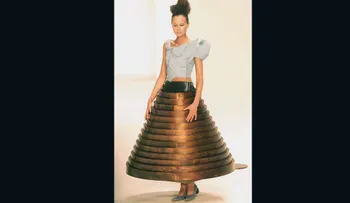 Vestidos que se disuelven y pantallas LED: el estilo de innovación de Hussein Chalayan