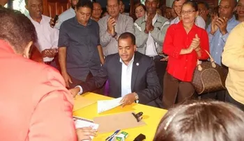 Washington González inscribe precandidatura PLD para la alcaldía de SDE