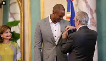 Presidente Abinader condecora al baloncestista Al Horford