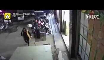 FUERTES IMÁGENES: un niño muere aplastado por las taquillas de un supermercado