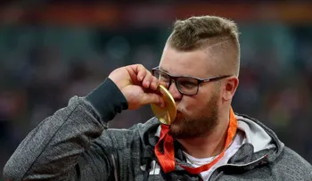 Campeón mundial de atletismo niega haber pagado un taxi con su medalla de oro