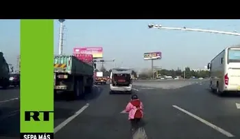Captan cuando niño de 2 años cae de microbús en plena vía (VIDEO) 