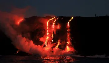 Impresionantes imágenes captan cuando la lava del volcán Kilauea de Hawai llega al Pacífico
