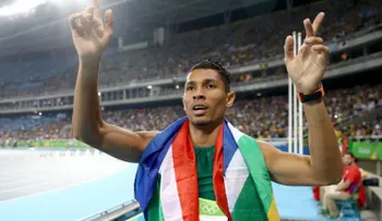 Este atleta logró en los Olímpicos lo que a su madre no le permitieron hacer por el apartheid