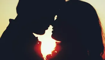 El origen del beso, según la ciencia