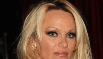Pamela Anderson defiende a Assange: No es un criminal