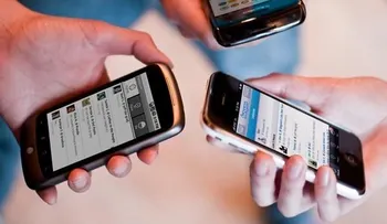Uso prolongado de celulares causa lesiones osteomusculares