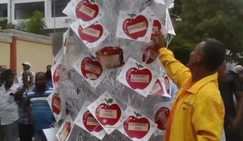 Encienden "Árbol de la corrupción y la impunidad" cerca del Palacio Nacional