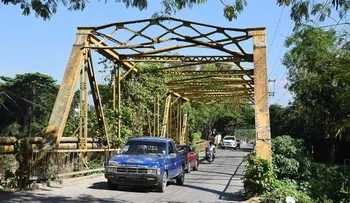 Obras Públicas cierra tránsito de vehículos pesados por el puente Sabaneta sobre río Camú en La Vega