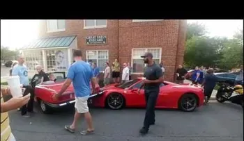 "Esto le va a salir muy caro": Mujer monta su coche un exclusivo Ferrari al intentar estacionarse