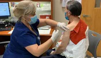 El exsenador Amable Aristy Castro se vacuna contra el coronavirus en Miami