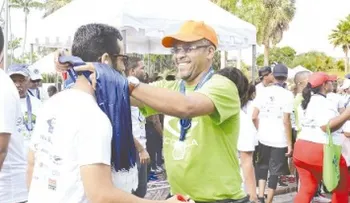 Cientos caminan contra ceguera en Jardín Botánico