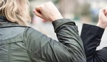 La nueva recomendación de la OMS; saludar con la mano en el corazón, sin chocar los codos