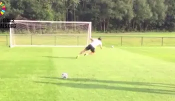 Bale asume el reto del penalti mareado
