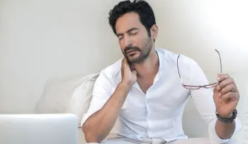 El celular puede deformarte el cuello por aparición de nuevo "hueso"; la advertencia está hecha