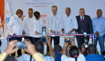 Presidente Abinader acompañado de Deligne inaugura carrera Sabana Iglesia-Jánico, una obra olvidada por pasadas gestiones 