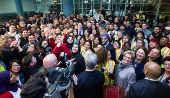 Así recibió el primer ministro de Canadá al primer grupo de refugiados sirios