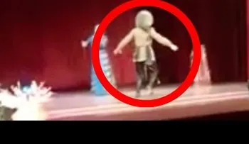  Bailarín muere en pleno escenario ante la risa de la audiencia