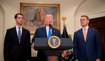 Trump apoya un plan que podría reducir la inmigración legal a EE.UU.