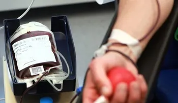 Francia autoriza a los homosexuales donar sangre si no tienen sexo en un año