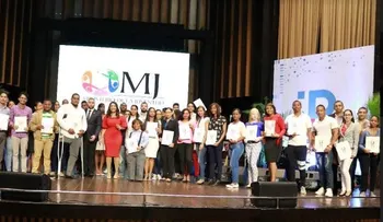 Ministra de la Juventud encabeza entrega de becas a 1,162 jóvenes del programa Agentes del Cambio