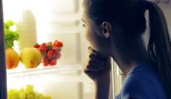 Los peligros para la salud del picoteo antes de dormir; puedes desarrollar una enfermedad crónica