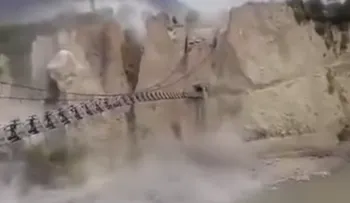 Gigantesco deslizamiento de tierra por terremoto de magnitud 7,5 en Pakistán (Impactante VIDEO)