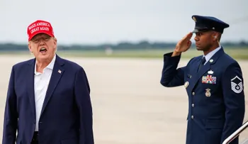 Trump aconseja a Irán "izar la bandera blanca de la rendición" y amenaza con bombardear Omán si se interpone