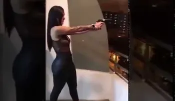 Una joven pistolera aterroriza un barrio argentino disparando desde un balcón
