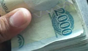 Familias ocupan alcaldía de Santiago en reclamo de dinero