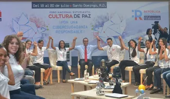 Ministro Andrés Navarro debate cara a cara con estudiantes para escuchar sus propuestas de mejora educativa 