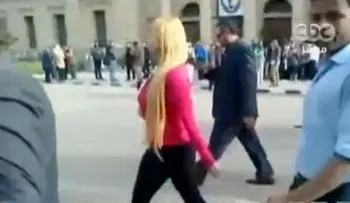 Esto es lo que pasa cuando una atractiva rubia pasa por una universidad de El Cairo