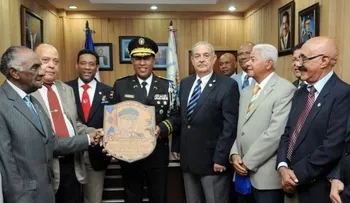 Policía promete aumento salarial a generales retirados