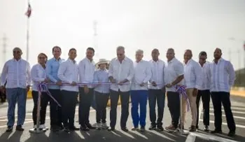Abinader inaugura puente sobre el río Galeón y asfalta 12 kilómetros de calles en Matanzas, Peravia