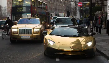 ¿Quién es el dueño de los lujosos autos dorados que aparecieron en Londres?