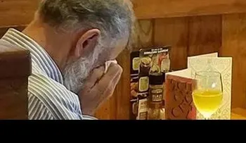 El hombre ordena un plato, dos copas de vino y empieza a llorar sin parar: La foto que conmueve el MUNDO