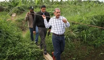 Danilo Medina verifica daños provocados por aguaceros en comunidades del sur