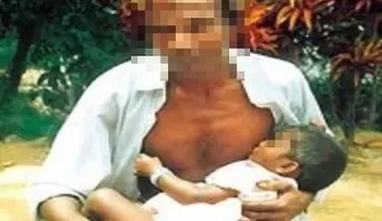 Hombre amamanta hijos tras muerte de la madre