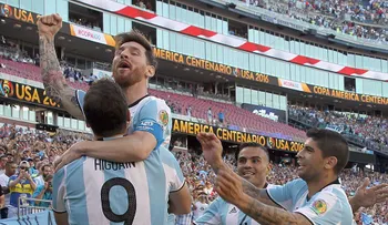Argentina clasifica a semis y Messi iguala a Batistuta