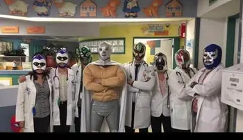 Conozca al médico mexicano que combate la leucemia infantil disfrazado de superhéroe