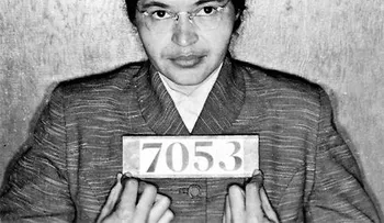59 años: Delgada mujer enfrentó una injusticia y cambió la historia