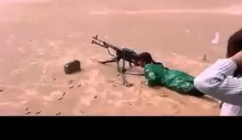 Niñas yemeníes aprenden a usar ametralladoras y morteros