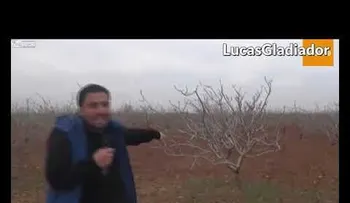 De manera increíble un periodista se salva de bombas mientras reportaba en vivo