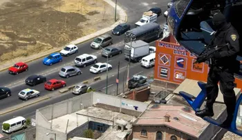 Autoridades encuentran a hombre colgado de puente en la Ciudad de México