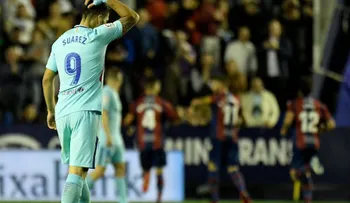 Barcelona pierde el invicto ante el Levante en un juego de locura