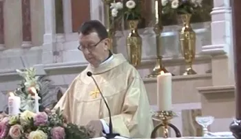 Iba a ser una boda normal, pero el sacerdote sorprendió a todos (Video)