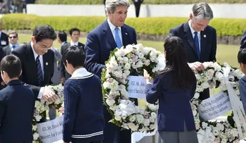 John Kerry y ministros del G-7 visitan el lugar del bombardeo en Hiroshima