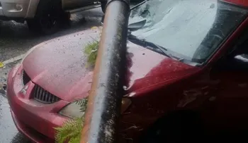 Tubo de drenaje del elevado de la 27 de Febrero cae sobre vehículo 