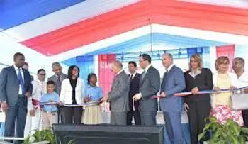 Danilo Medina entrega junto al Ministro Andrés Navarro, un moderno centro educativo en San Pedro de Macorís